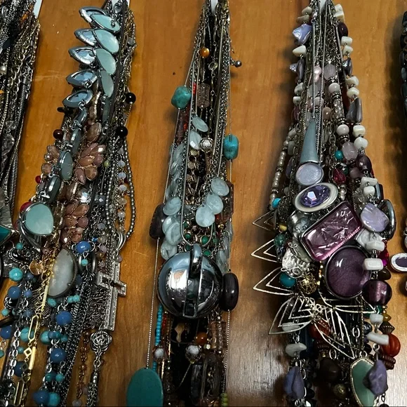 3Lbs of Necklaces Vintage to now . All wearable. ‼️A few bundles available ‼️ - Picture 10 of 11
